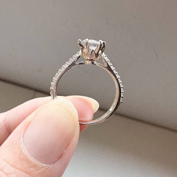 Anillo Solitario Redondo Con Pavé - Image 3