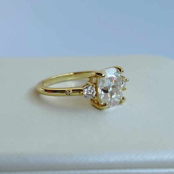 Anillo Adhara Moissanita Cojín 3.0CT Con Certificado GRA - Image 3