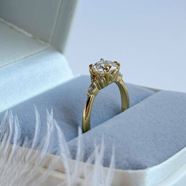 ANILLO AURORA 10K MOISSANITA 1.0CT CON CERTIFICADO GRA - Image 9