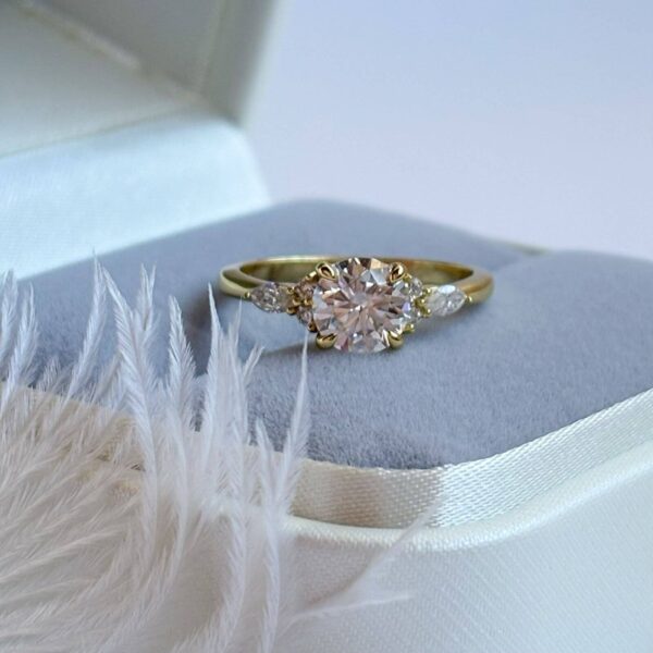 ANILLO AURORA 10K MOISSANITA 1.0CT CON CERTIFICADO GRA - Image 8