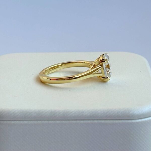 Anillo Donatella 14K Moissanita Cojín 3.0CT Con Certificado GRA - Image 4