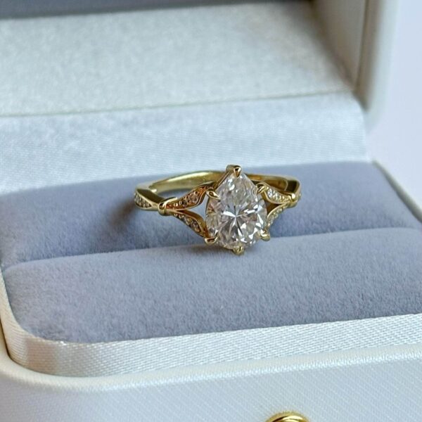 Anillo Alessia Moissanita Pera 1.8ct Con Certificado GRA - Image 9