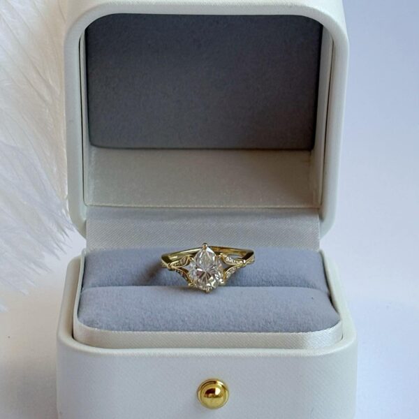 Anillo Alessia Moissanita Pera 1.8ct Con Certificado GRA - Image 8