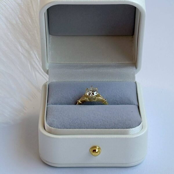 Anillo Alessia 14k Moissanita Pera 1.8ct Con Certificado GRA - Image 7