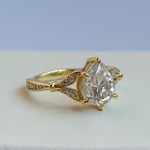 Anillo Alessia Moissanita Pera 1.8ct Con Certificado GRA - Image 3
