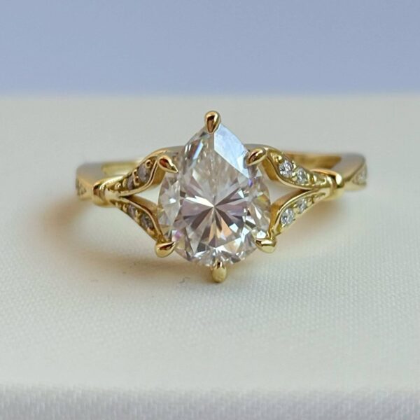 Anillo Alessia Moissanita Pera 1.8ct Con Certificado GRA - Image 2