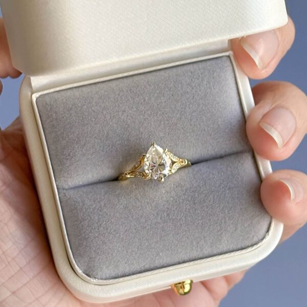Anillo Alessia Moissanita Pera 1.8ct Con Certificado GRA - Image 7