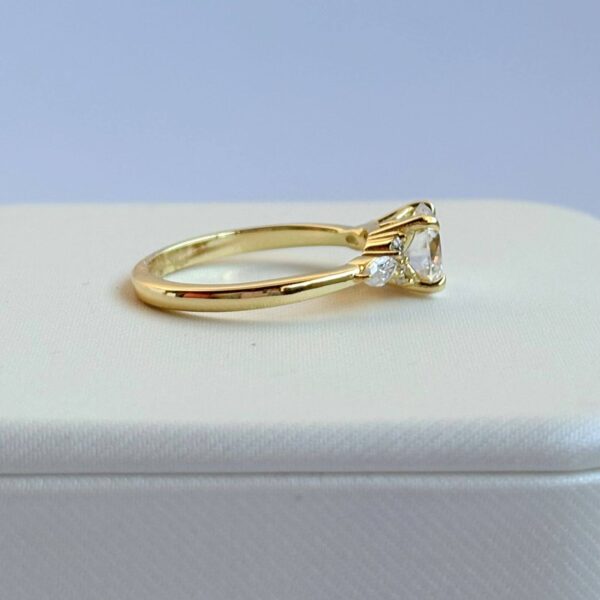ANILLO AURORA 10K MOISSANITA 1.0CT CON CERTIFICADO GRA - Image 4