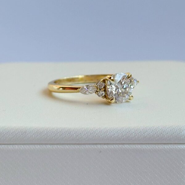 ANILLO AURORA 10K MOISSANITA 1.0CT CON CERTIFICADO GRA - Image 3