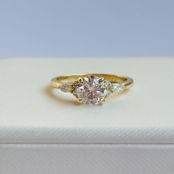 ANILLO AURORA 10K MOISSANITA 1.0CT CON CERTIFICADO GRA - Image 2
