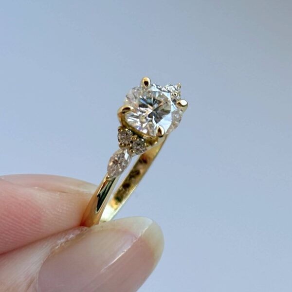 ANILLO AURORA 10K MOISSANITA 1.0CT CON CERTIFICADO GRA - Image 6