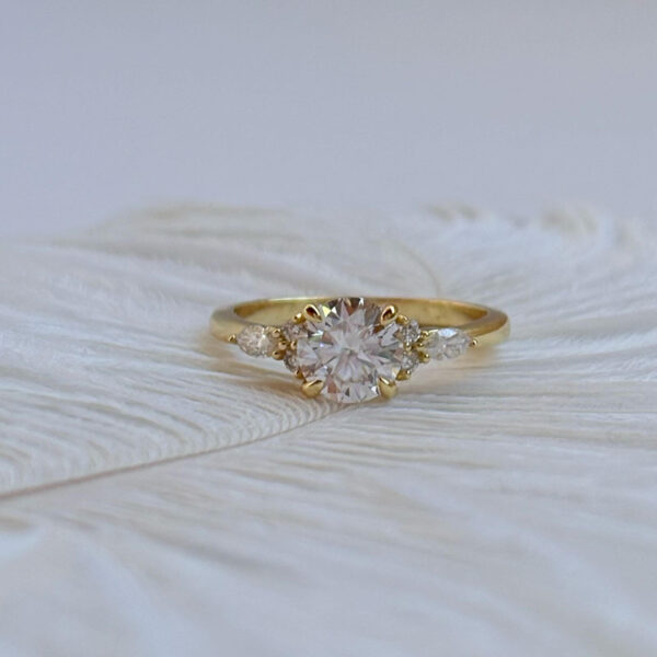 ANILLO AURORA 10K MOISSANITA 1.0CT CON CERTIFICADO GRA - Image 5