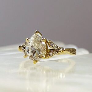 Anillo Alessia 14k Moisanita Pera 1.8ct Con Certificado GRA