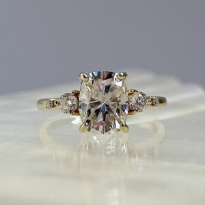 Anillo Adhara Moisanita Cojín 3.0CT Con Certificado GRA