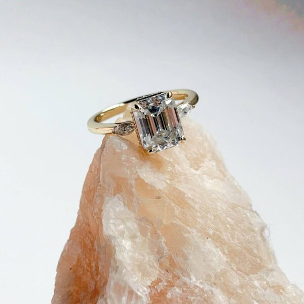 Anillo Natasha 10K Moissanita Esmeralda 3.0CT Con Certificado GRA - Image 13