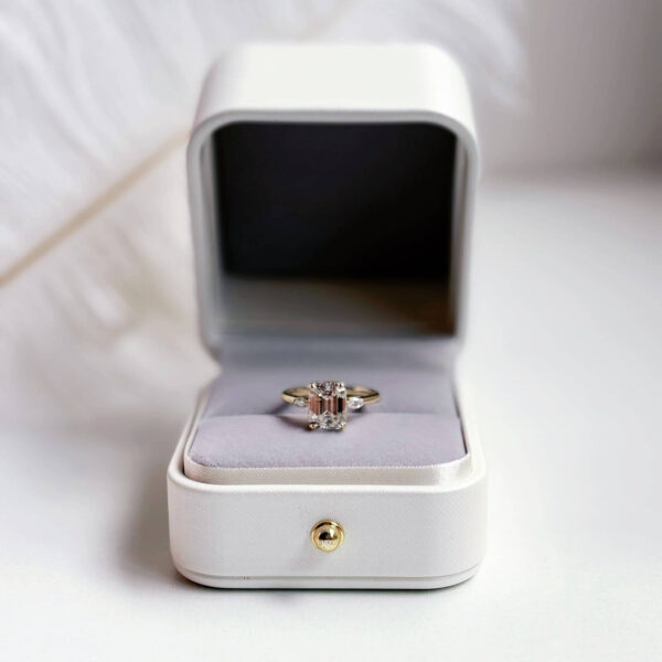 Anillo Natasha 10K Moissanita Esmeralda 3.0CT Con Certificado GRA - Image 10