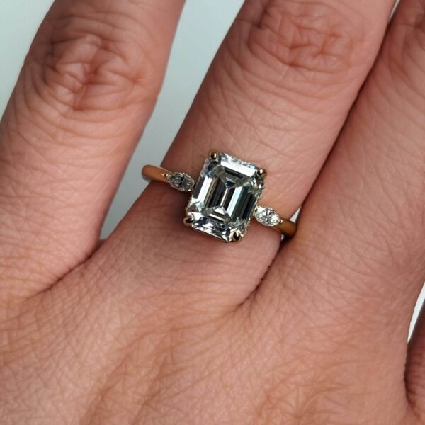 Anillo Natasha 10K Moissanita Esmeralda 3.0CT Con Certificado GRA - Image 15