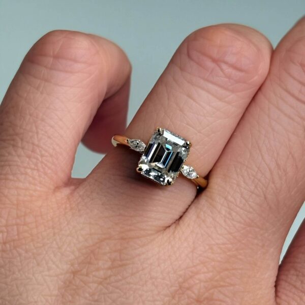 Anillo Natasha 10K Moissanita Esmeralda 3.0CT Con Certificado GRA - Image 14