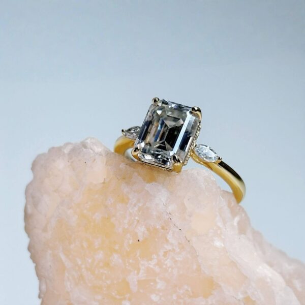 Anillo Natasha 10K Moissanita Esmeralda 3.0CT Con Certificado GRA - Image 12