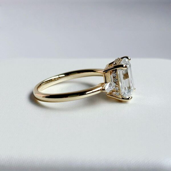 Anillo Natasha 10K Moissanita Esmeralda 3.0CT Con Certificado GRA - Image 4