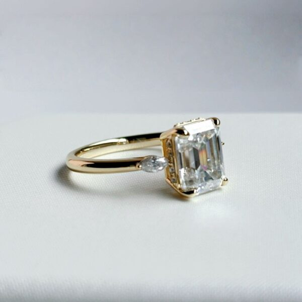 Anillo Natasha 10K Moissanita Esmeralda 3.0CT Con Certificado GRA - Image 3