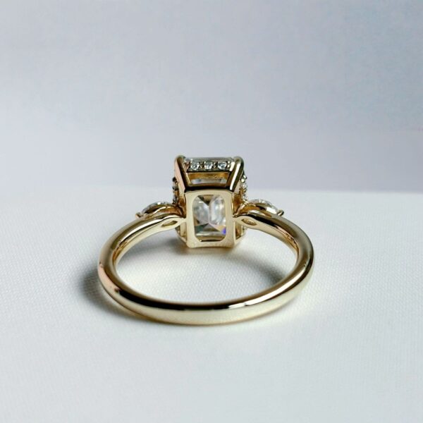 Anillo Natasha 10K Moissanita Esmeralda 3.0CT Con Certificado GRA - Image 5