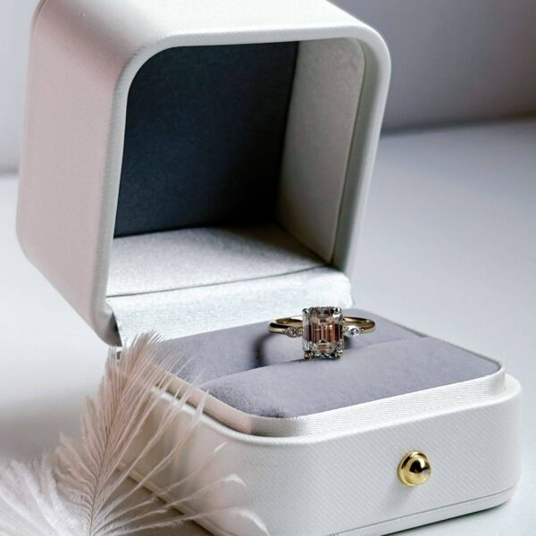 Anillo Natasha 10K Moissanita Esmeralda 3.0CT Con Certificado GRA - Image 9