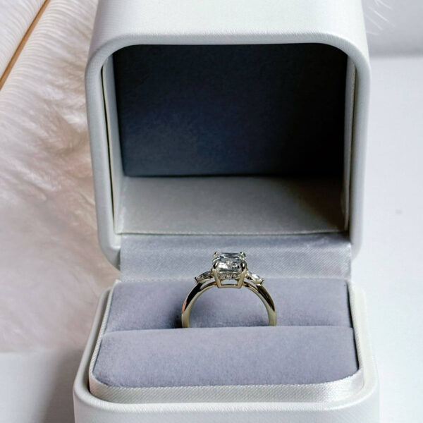 Anillo Natasha 10K Moissanita Esmeralda 3.0CT Con Certificado GRA - Image 8