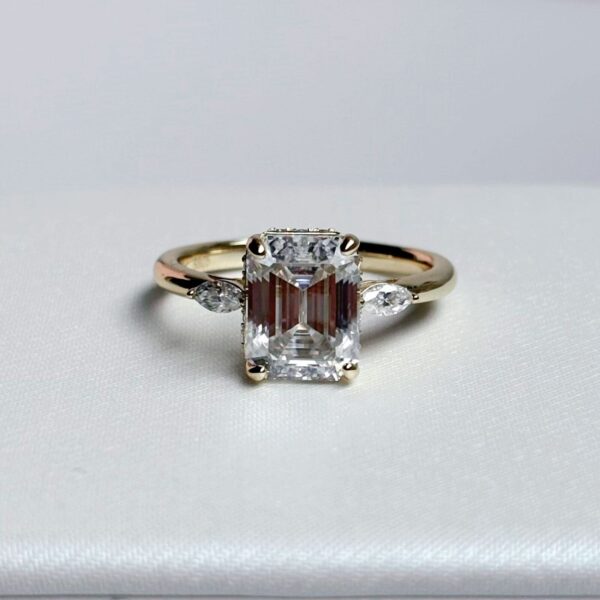 Anillo Natasha 10K Moissanita Esmeralda 3.0CT Con Certificado GRA - Image 2