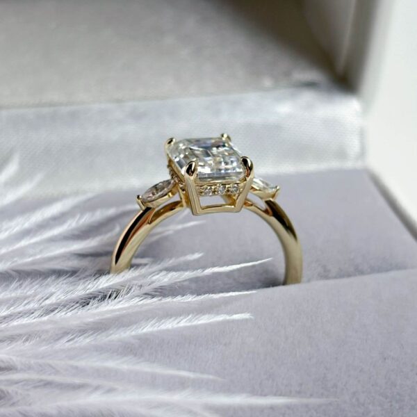 Anillo Natasha 10K Moissanita Esmeralda 3.0CT Con Certificado GRA - Image 6