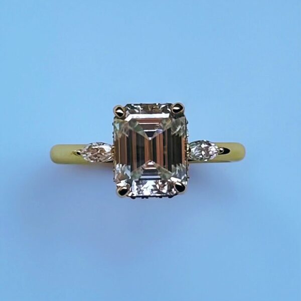 Anillo Natasha 10K Moissanita Esmeralda 3.0CT Con Certificado GRA